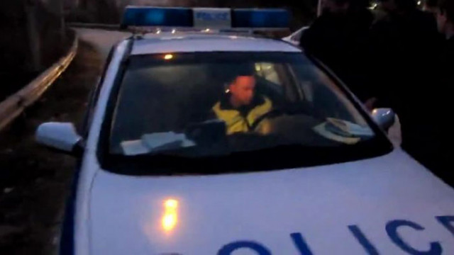 Полицията хвана пиян шофьор, влачил с колата си прасе в клетка