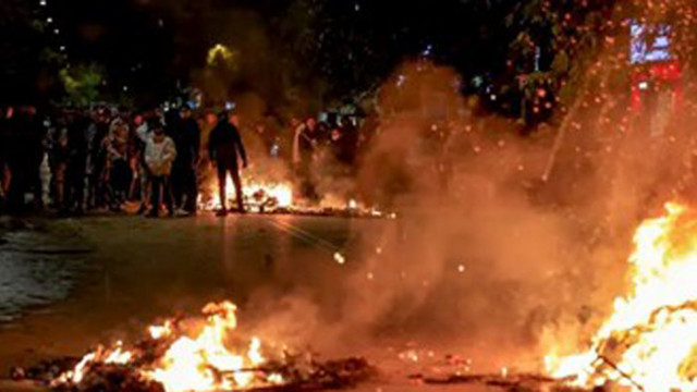 Ожесточени сблъсъци избухнаха снощи между протестиращи и полицията в Солун