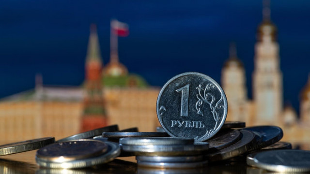 Руската рубла се разменя за под 63 за щатски долар