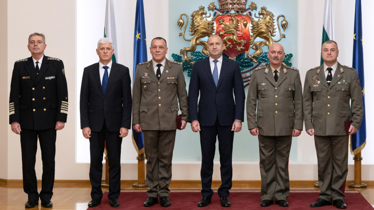 Президентът Радев награди военни с висше офицерско звание