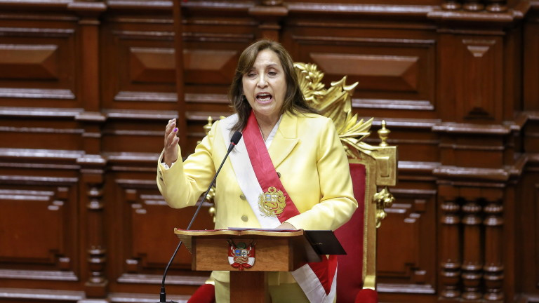 Вицепрезидентът на Перу Дина Болуарте положи клетва като президент на страната, съобщи