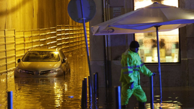 Наводнение в Лисабон взе жертви и нанесе щети