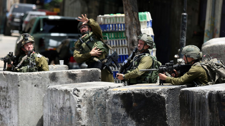 Израелските войски убиха в четвъртък най-малко четирима палестинци по време на