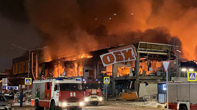 Най-малко един човек загина в пожар, избухнал в мол в московско предградие