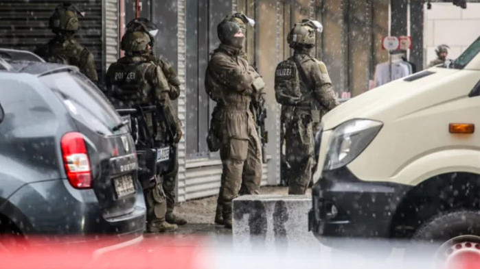 Полицията го е обезвредила 40-годишен мъж застреля майка си, нахлу