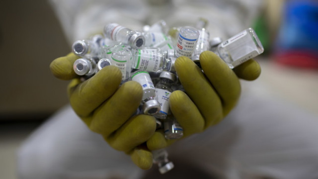 Продължават критиките срещу сделката за COVID-ваксините на ЕК