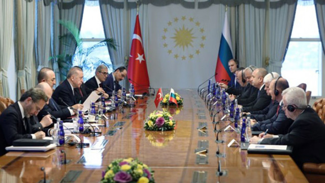 С руско знаме ли посрещна българския президент Румен Радев турският