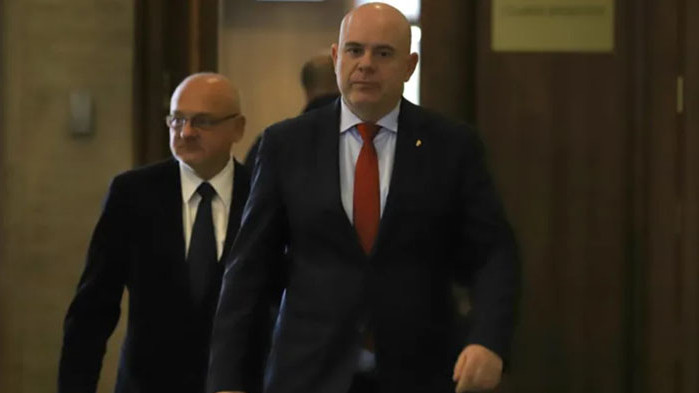 Фокусирането в една конкретна личност едва ли ще реши всички