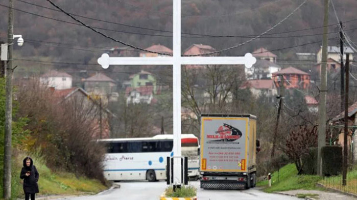 Блокадата продължава – камиони и автобуси остават по пътища в