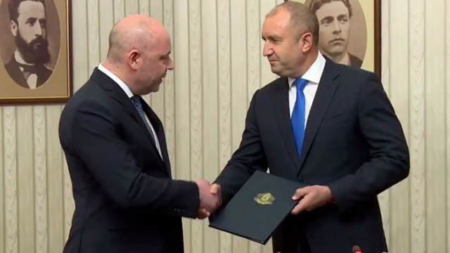 Пълна папка занесе номинираният за президент проф Николай Габровски на