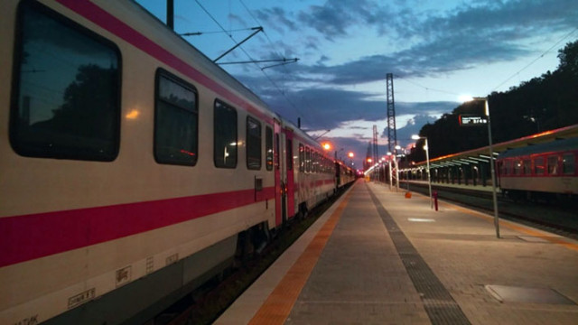 Шестима нелегални мигранти са били свалени от влака Бургас София съобщи