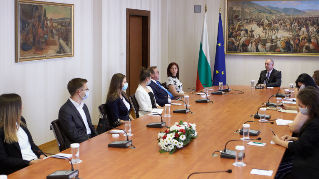 Демотивацията и бягството на младите медици в чужбина - основните проблеми на здравеопазването