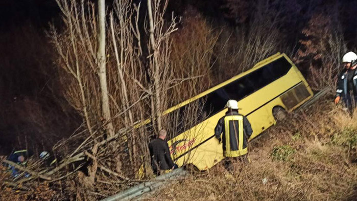 В болници на лечение остават 12 души, пострадали при катастрофата