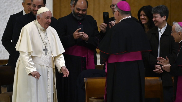 Папа Франциск в сряда призова хората да харчат по-малко за