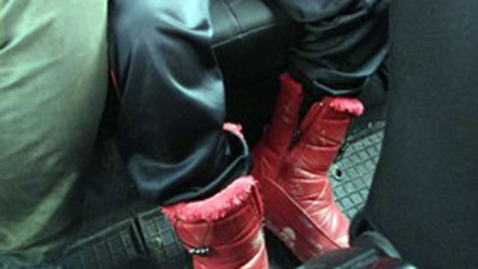 Граничари спасиха от измръзване двама мигранти - баща и босо дете