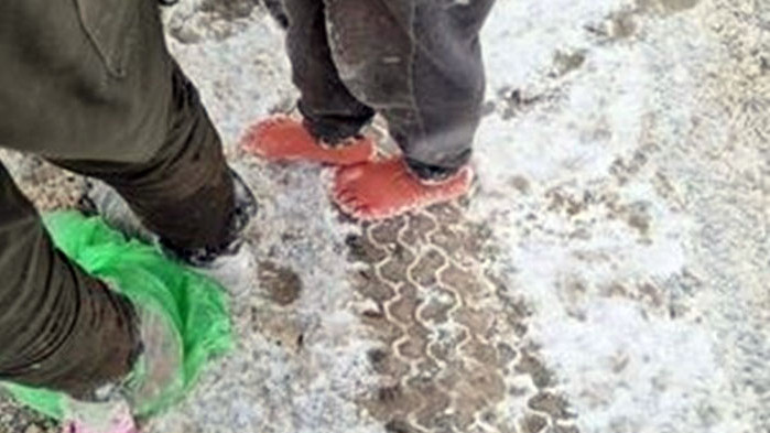 Гранични полицаи спасиха от измръзване баща и дете в района