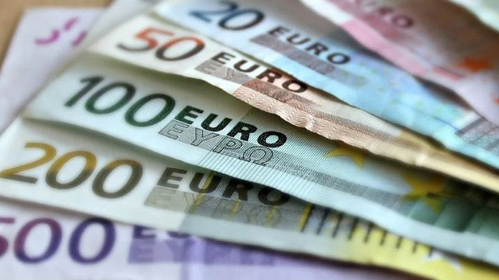 Курсът на еврото днес задържа позиции над 1,06 долара, съобщиха