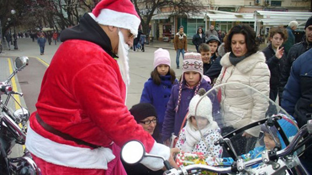 Десетки мотористи преоблечени като Дядо Коледа преминаха през улиците на