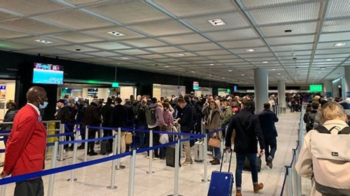 Предколеден хаос на летището във Франкфурт, хиляди чакат 4 часа