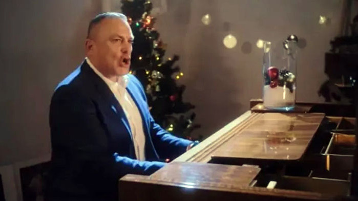 Водещият на новините на БТВ Юксел Кадриев се показа в