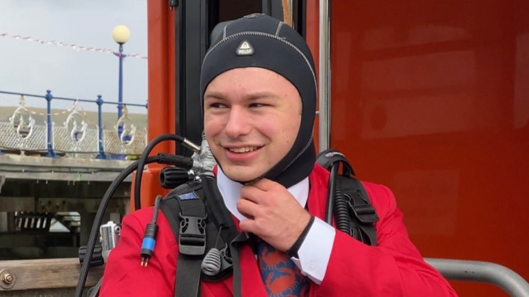 Да свири на пиано на лодка, пред Бъкингамския дворец, дори