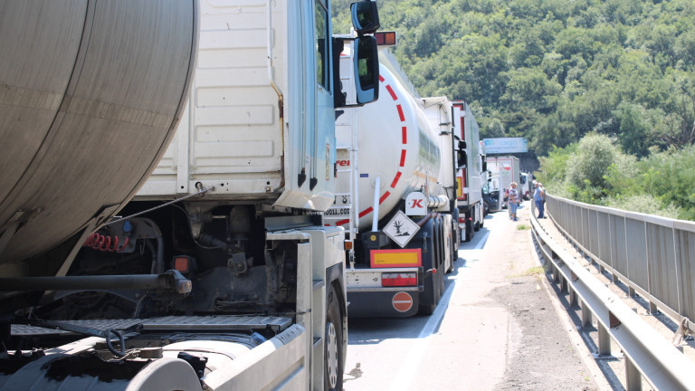 Тир се завъртя на международния път Е-79 между Мездра и