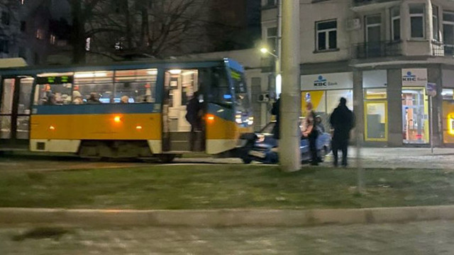 Трамвай и кола се сблъскаха на релсите на Руски паметник