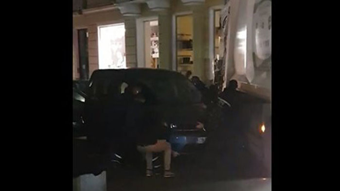Отместиха на ръце неправилно паркирала кола в центъра на София