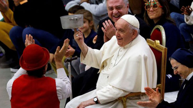 Необикновени умения демонстрира папа Франциск по време на среща с