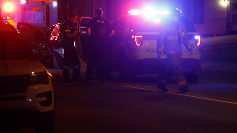 Петима души бяха застреляни в жилищна сграда в предградие на