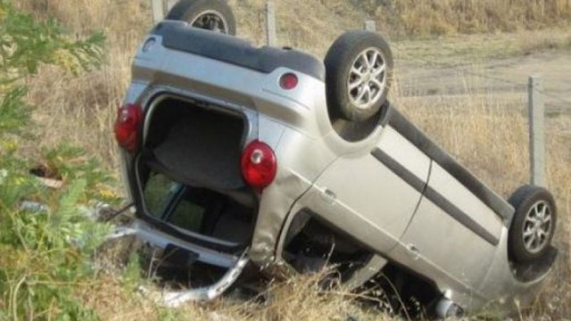 30 годишен водач изгубил контрол над автомобила си излязъл от пътното