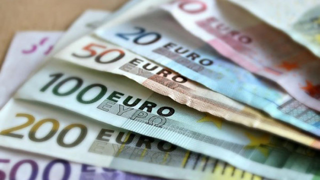 Еврото остава под 1,06 долара