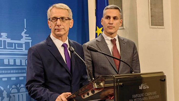 От партия Продължаваме Промяната дават брифинг в кулоарите на Народното