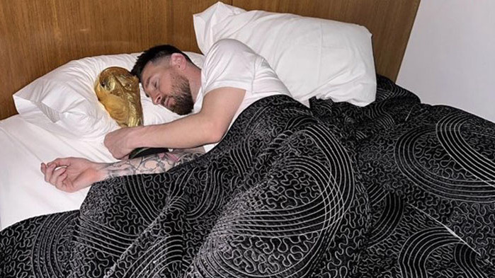 Лео Меси спи, прегърнал купата от световното