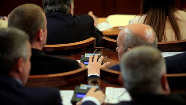 Депутатите заседават на извънредно заседание днес Лукойл няма да може