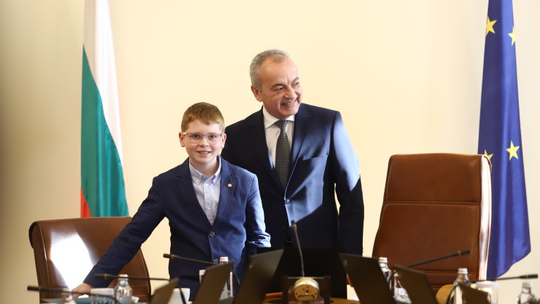 След като така и не сдава поста, Гълъб Донев поиска съвет от дете