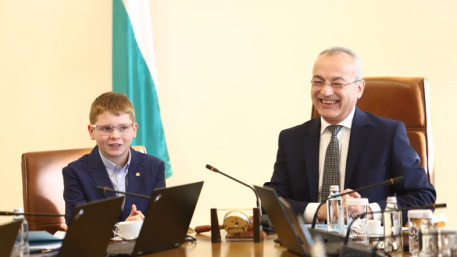 Премиерът Гълъб Донев си взе помощник за днешното заседание на