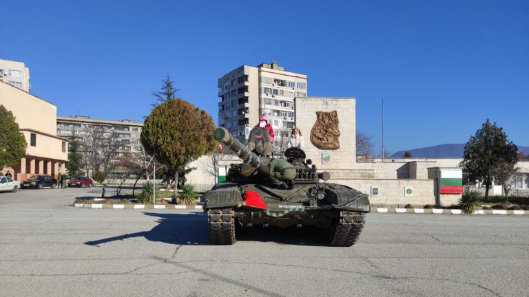 Дядо Коледа дойде в Сливен с танк