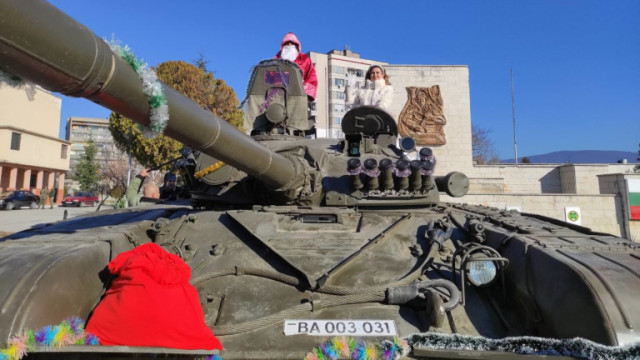 В Сливен дядо Коледа пристигна с танк Т 72 а в