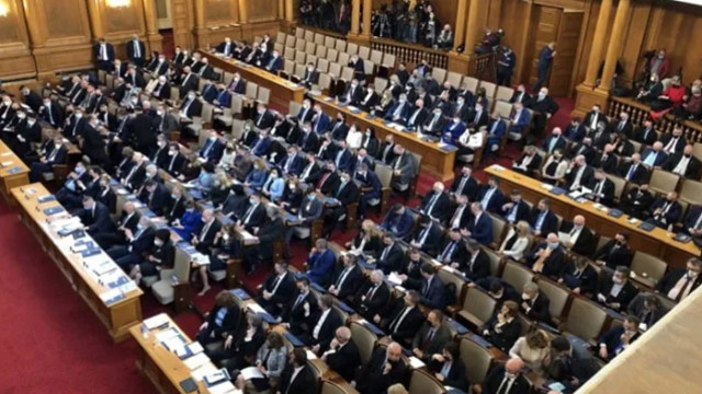Депутатите в спор за работното време и дневния ред