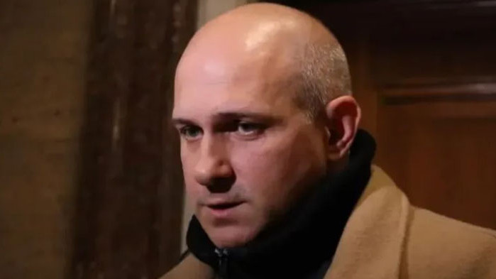 Директорът на Народния театър дава министъра на културата Велислав Минеков