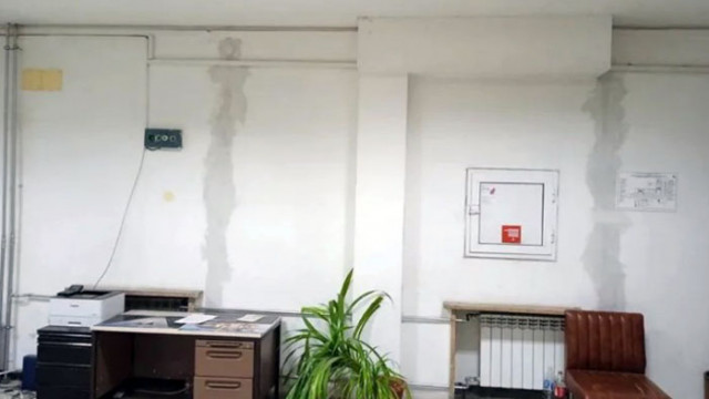 Икономическият министър пусна снимки от състоянието на сградата, обвини предишното ръководство