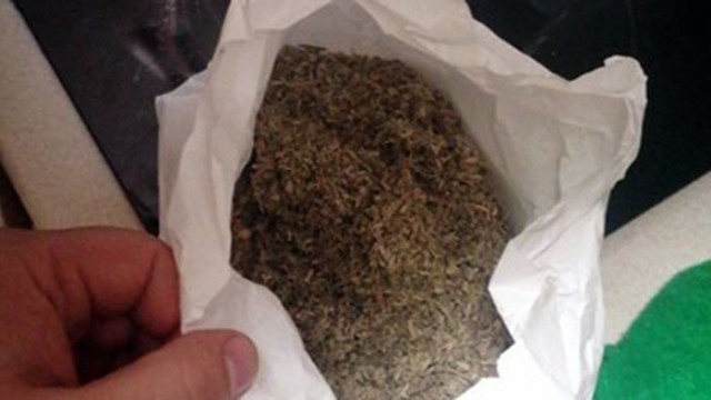Повече от половин килограм марихуана откриха полицаи при проверка на