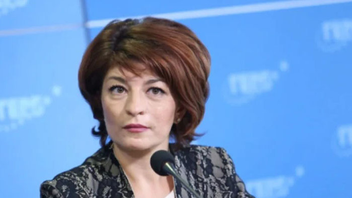 Десислава Атанасова към ПП: Оценката за вашето управление е една година шарлатания