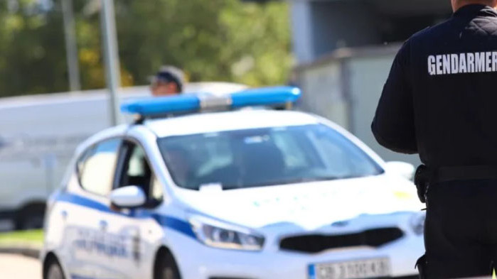 Две деца стреляха по спортна зала в Самоков с въздушно