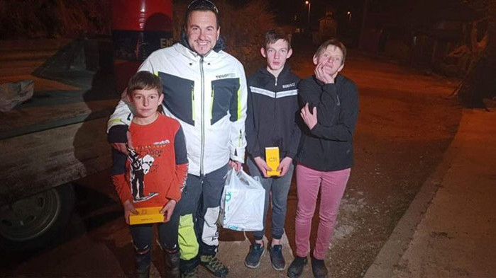 Семейството на Антон и Венци, които ходят пеш 11 км. на училище, получи хладилник и печка