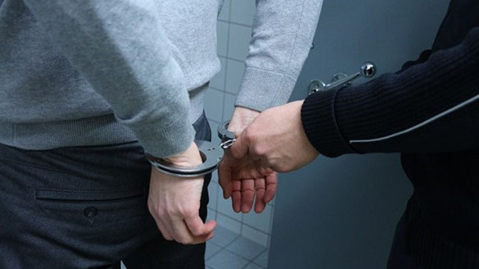 Британецът, нарязал гумите на 70 паркирани коли в Добрич, остава в ареста
