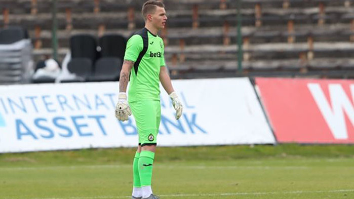 Вратарят на националния ни отбор - сред десетте най-обещаващи футболисти