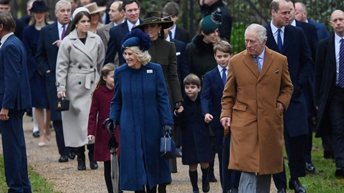 Британското кралско семейство на първата си коледна разходка без кралицата