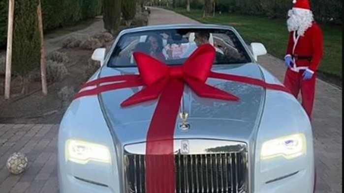Джорджина подари на Кристиано Роналдо Rolls Royce Phantom за Коледа